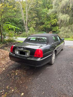 Black 2006 Lincoln Town Car Signature