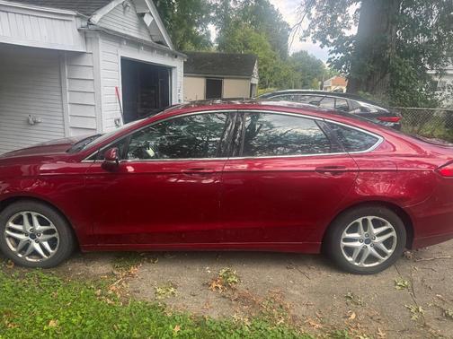 Red 2016 Ford Fusion SE