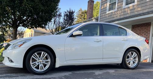 2015 INFINITI Q40 Base