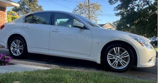 2015 INFINITI Q40 Base