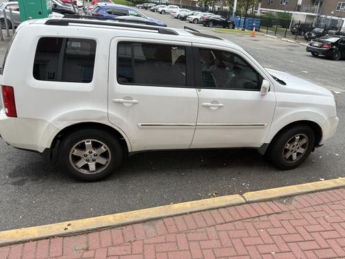 White 2009 Honda Pilot Touring