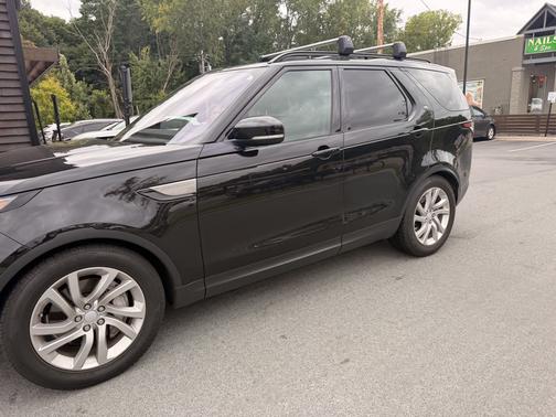 Black 2019 Land Rover Discovery SE