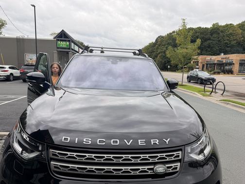 Black 2019 Land Rover Discovery SE