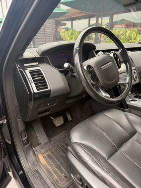 Black 2019 Land Rover Discovery SE