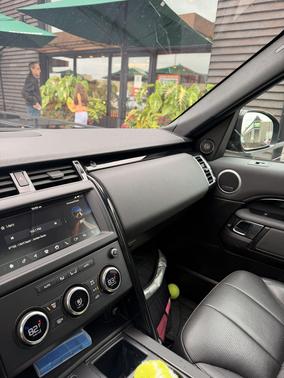 Black 2019 Land Rover Discovery SE
