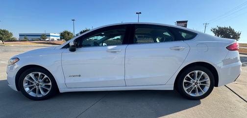 White 2019 Ford Fusion Hybrid SE