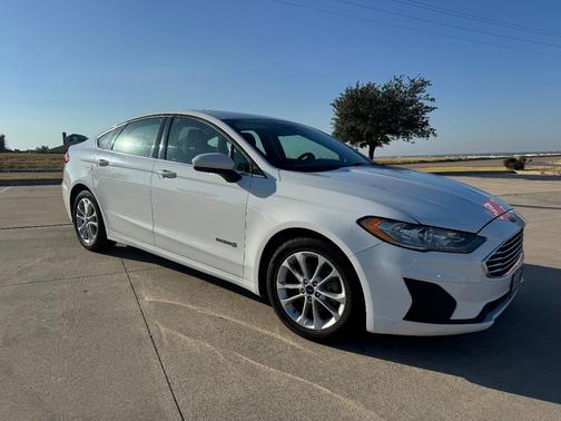 White 2019 Ford Fusion Hybrid SE