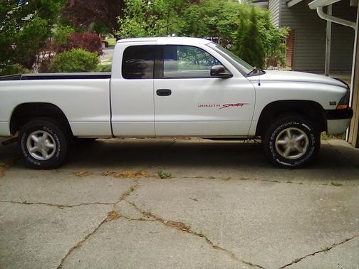 White 1998 Dodge Dakota Sport