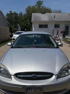 Gold 2003 Ford Taurus SE