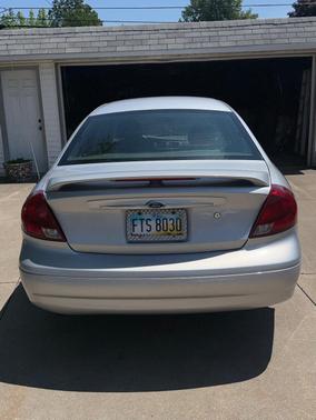 Gold 2003 Ford Taurus SE