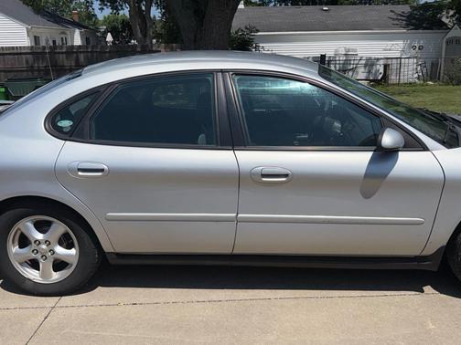 Gold 2003 Ford Taurus SE