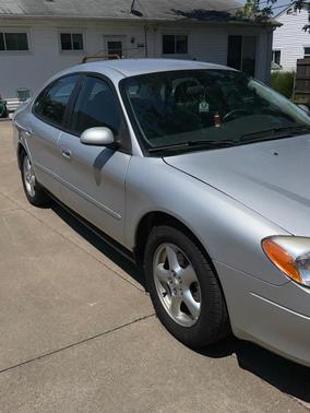 Gold 2003 Ford Taurus SE