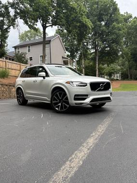 White 2019 Volvo XC90 T6 Momentum