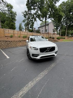 White 2019 Volvo XC90 T6 Momentum