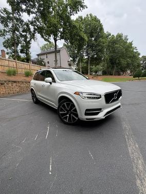 White 2019 Volvo XC90 T6 Momentum