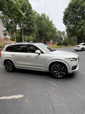 White 2019 Volvo XC90 T6 Momentum