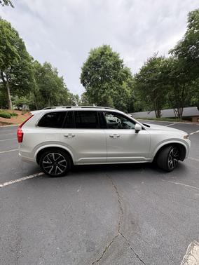 White 2019 Volvo XC90 T6 Momentum