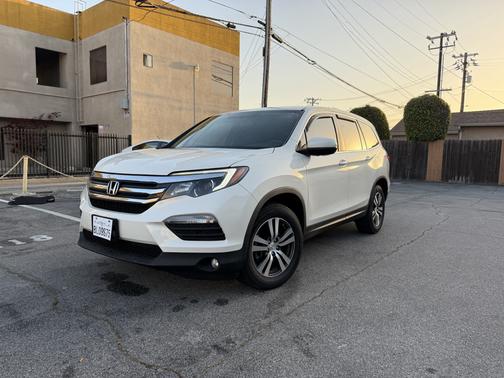 White 2018 Honda Pilot EX
