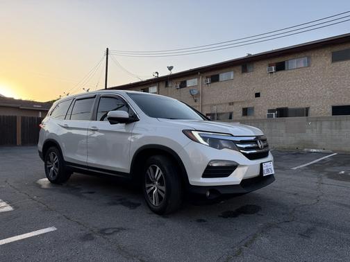 White 2018 Honda Pilot EX