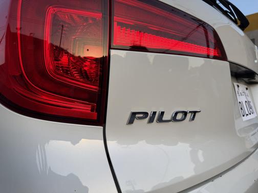 White 2018 Honda Pilot EX