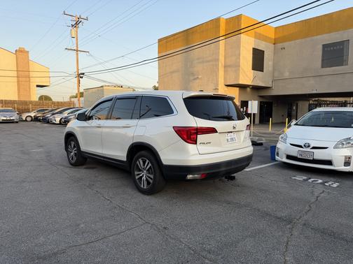 White 2018 Honda Pilot EX