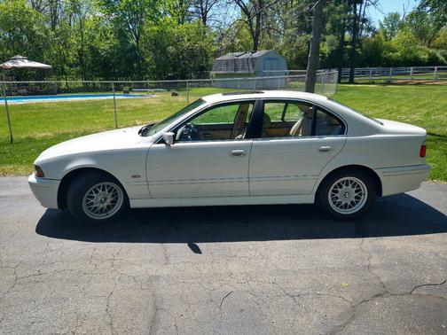 White 2001 BMW 525 i