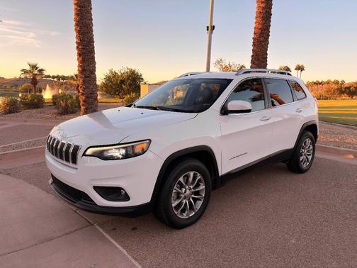White 2019 Jeep Cherokee Latitude Plus