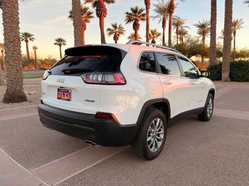 White 2019 Jeep Cherokee Latitude Plus