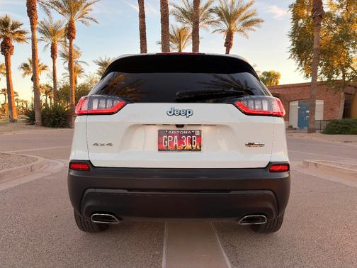 White 2019 Jeep Cherokee Latitude Plus