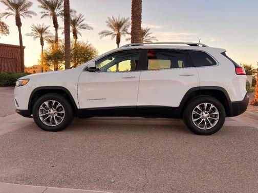 White 2019 Jeep Cherokee Latitude Plus