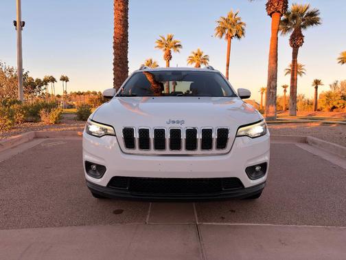 White 2019 Jeep Cherokee Latitude Plus
