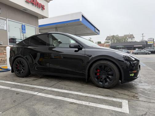 Black 2023 Tesla Model Y Performance