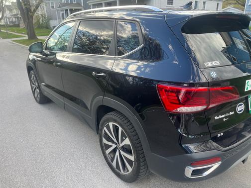 Black 2022 Volkswagen Taos 1.5T SE