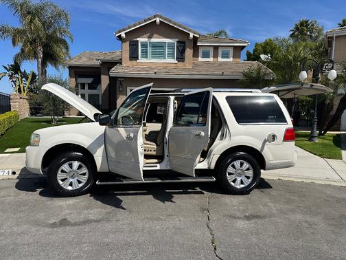 Beige 2008 Lincoln Navigator Base