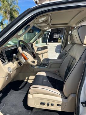 Beige 2008 Lincoln Navigator Base