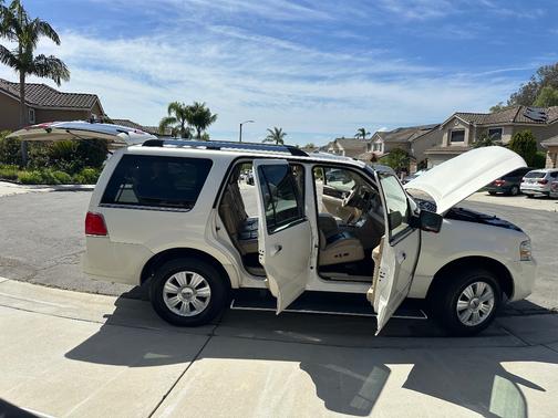 Beige 2008 Lincoln Navigator Base