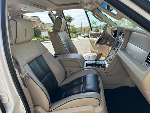 Beige 2008 Lincoln Navigator Base