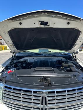 Beige 2008 Lincoln Navigator Base