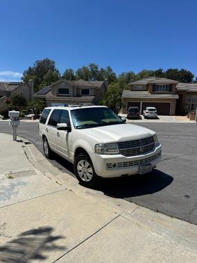 Beige 2008 Lincoln Navigator Base