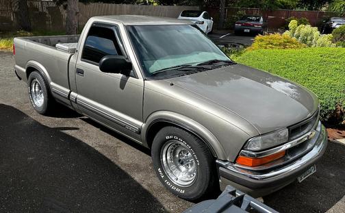Silver 2000 Chevrolet S-10 LS