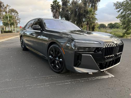 Gray 2024 BMW i7 xDrive60