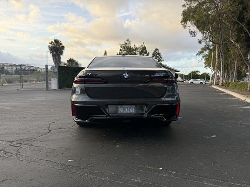 Gray 2024 BMW i7 xDrive60