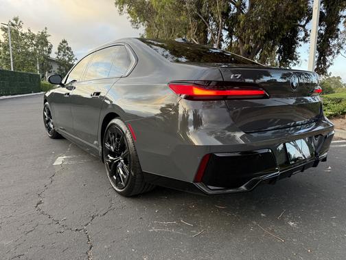 Gray 2024 BMW i7 xDrive60