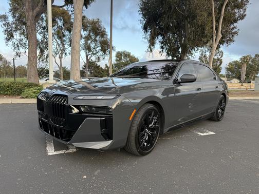 Gray 2024 BMW i7 xDrive60