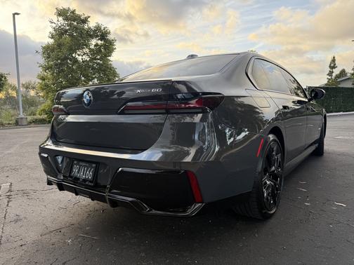 Gray 2024 BMW i7 xDrive60