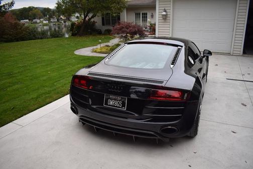 Black 2012 Audi R8 5.2 quattro