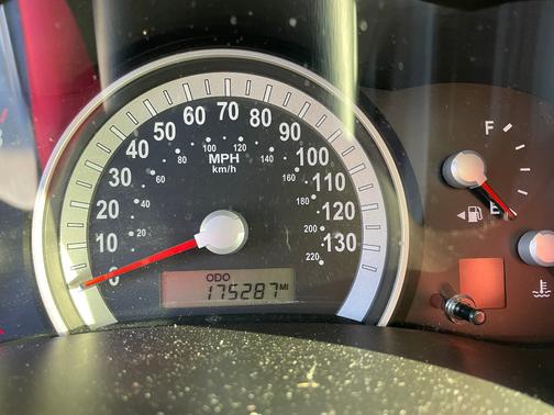 2008 Hyundai Entourage GLS