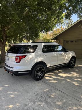 White 2018 Ford Explorer Platinum