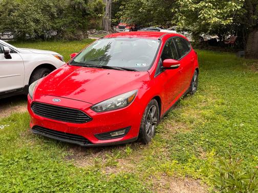Red 2016 Ford Focus SE