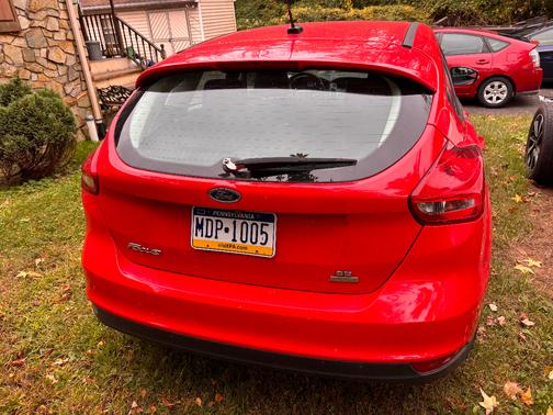 Red 2016 Ford Focus SE